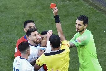 ميسي يطرد من مباراة الارجنتين - تشيلي في كوبا أميركا (أ ف ب)