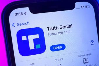 منعُ تطبيق Truth Social من Google Play