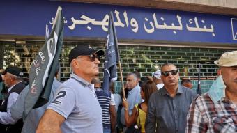 بالفيديو - اقتحام بنك لبنان والمهجر في طريق الجديدة واحتجاز رهائن