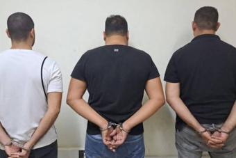 القبض على منتحلي صفة أمنيّة سرقوا مجوهرات وأموالاً من منزلٍ في ريفون