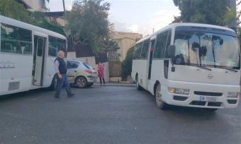 بالصورة: حادث سير بين حافلة مدرسية وسيارة في المطيلب