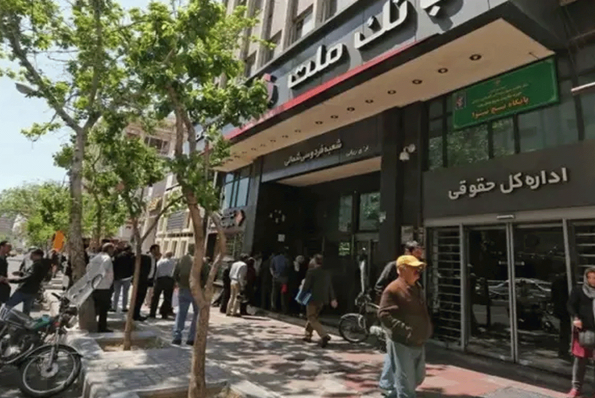 إقالة مدير مصرف في إيران لخدمته إمرأة غير محجّبة