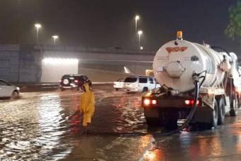 بالفيديو: تعليق الدراسة وإغلاق طرق نتيجة السيول في مكة