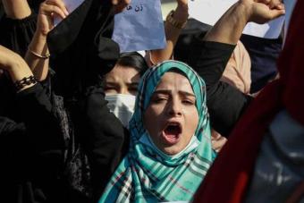 بالفيديو والصّور: نساء يتظاهرن ضدّ حرمانهن من التّعليم الجامعيّ في كابول