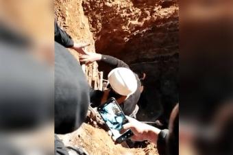 بالفيديو: إنقاذ شخصين سقطا بحفرة عمقها 30 متراً في الأردن