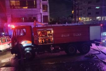 إخماد نيران نشبت بسيّارةٍ في صور