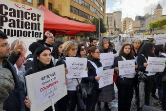 وقفة تضامنية مع مرضى السرطان أمام السرايا الحكومية