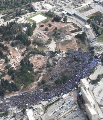 بالفيديو والصور: تظاهرات حاشدة خارج مبنى الكنيست ضد تعديل النظام القضائي