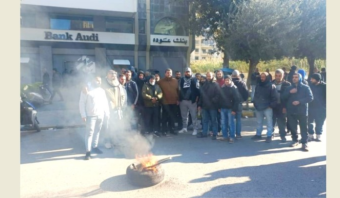 عمال بلدية طرابلس قطعوا الطرقات أمام فرعي بنك عودة في عزمي والميناء