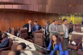 بالفيديو: إنسحاب الوفد اليمنيّ من مؤتمر أمميّ أثناء كلمة مندوب إيران