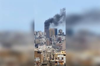 بالصور والفيديو: حريق يلتهم مبنىً سكنياً قبالة مرفأ بيروت