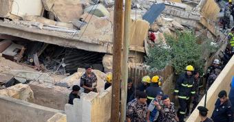 بالفيديو والصور: قتيل و7 جرحى في سقوط مبنى سكني وسط الدوحة