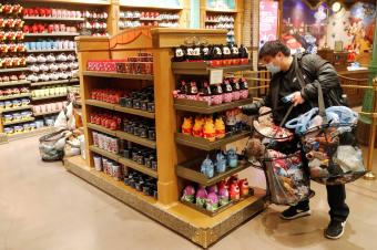 "ديزني لاند" شنغهاي يفتح جزئياً