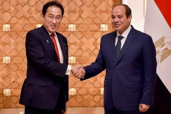 بالفيديو والصّور: الرّئيس المصريّ يبحثُ مع رئيس وزراء اليابان الأمن الإقليميّ والدوليّ