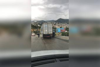 بالصور: جريح بإنزلاق شاحنة على اوتوستراد كازينو لبنان