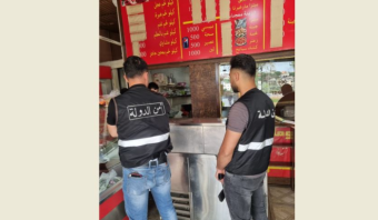 بالصور والفيديو: محضر ضبط بحق صاحب ملحمة في النبطية