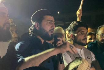 بالفيديو والصور: عمران خان مجدّداً أمام القضاء... ومتظاهرون يحتجّون على إطلاق سراحه