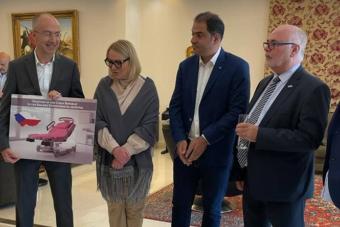 السفير التشيكي في مستشفى بعلبكّ الحكوميّ.. ومساعدةٌ للقسم النسائيّ