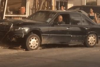 بالفيديو: سيارة تُدمّر متجراً في البترون بشكل مقصود