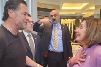 بالفيديو: طلبٌ خاصّ من رئيسة مجلس النّوّاب الأميركيّ لراغب علامة بزفاف الأمير الحسين