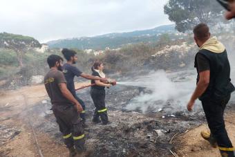 إخماد حريق حرج بين الكحالة وعاريا