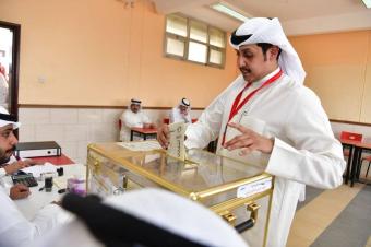 الكويتيون يدلون بأصواتهم لانتخاب ثالث برلمان في 30 شهراً