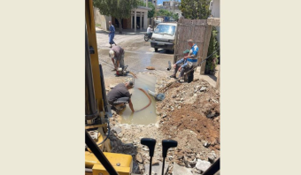 ورش بلدية بحنين تصلح عطل خط مياه الشرب