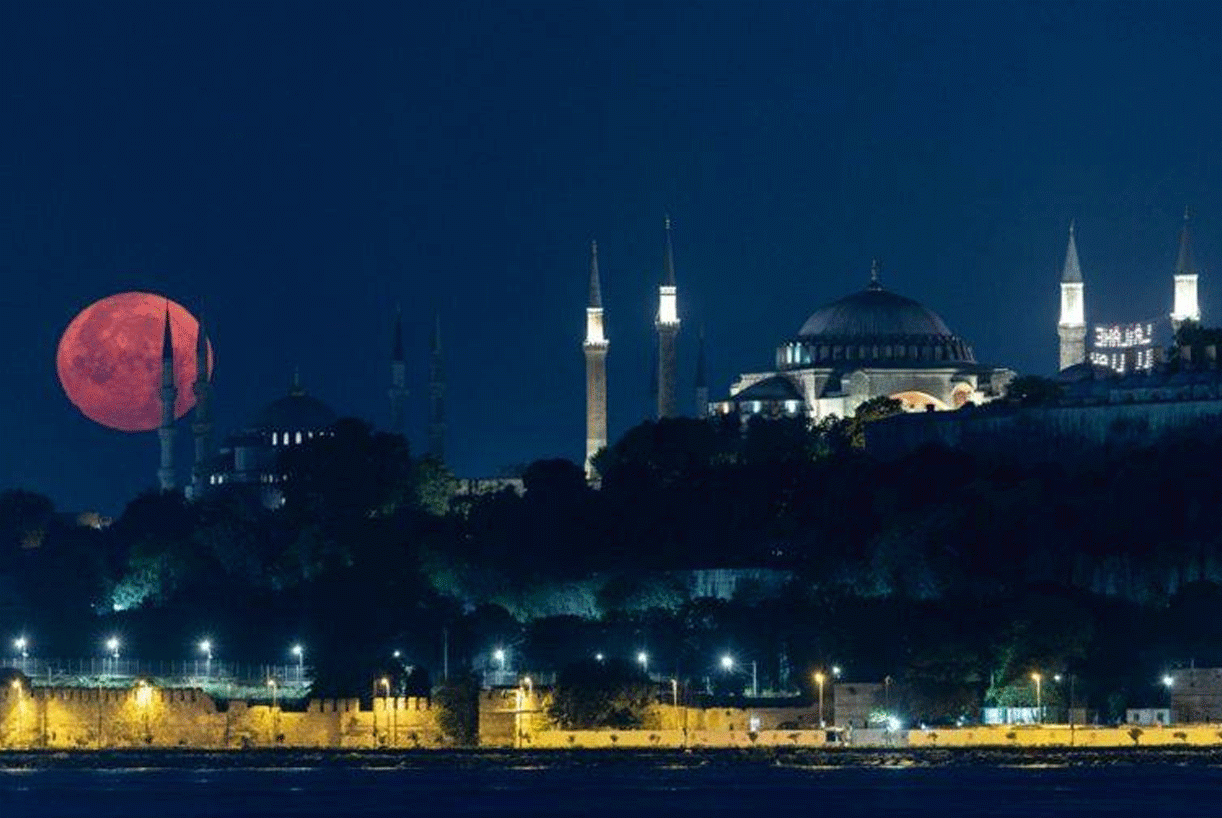 أول بدر عملاق لهذا العام