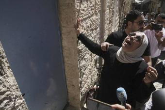 بالفيديو والصّور: إسرائيل تطردُ عائلة فلسطينيّة من بيتها في القدس الشرقيّة
