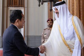 بالصّور: رئيس وزراء اليابان في قطر بزيارة محورها الغاز الطبيعيّ