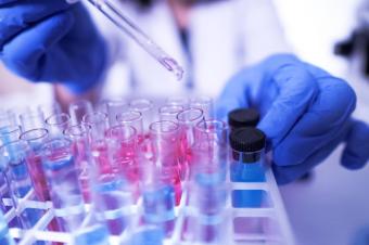 طائرتان من باريس تنقلان 240 فحص PCR ونصف طن من الأدوية والمستلزمات لوزارة الصحة