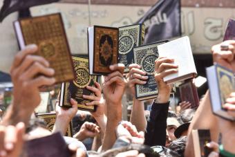 بالفيديو والصّور: تظاهراتٌ في العراق وإيران ولبنان إحتجاجاً على تدنيس القرآن