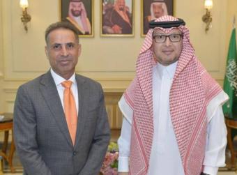 بخاري عرض ونظيره العُماني سُبل تعزيز العلاقات الثّنائيّة بين البلدَين