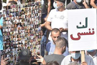 بالفيديو - بعد إشكال مع عدد من المشاركين.. أبي خليل يُغادر مسيرة ضحايا انفجار 4 آب