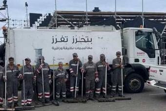بالصّورة والفيديو: بدء تنظيف المنطقة المحيطة بحفل عمرو دياب