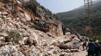 جريح جراء إنهيار صخري في وادي الجماجم