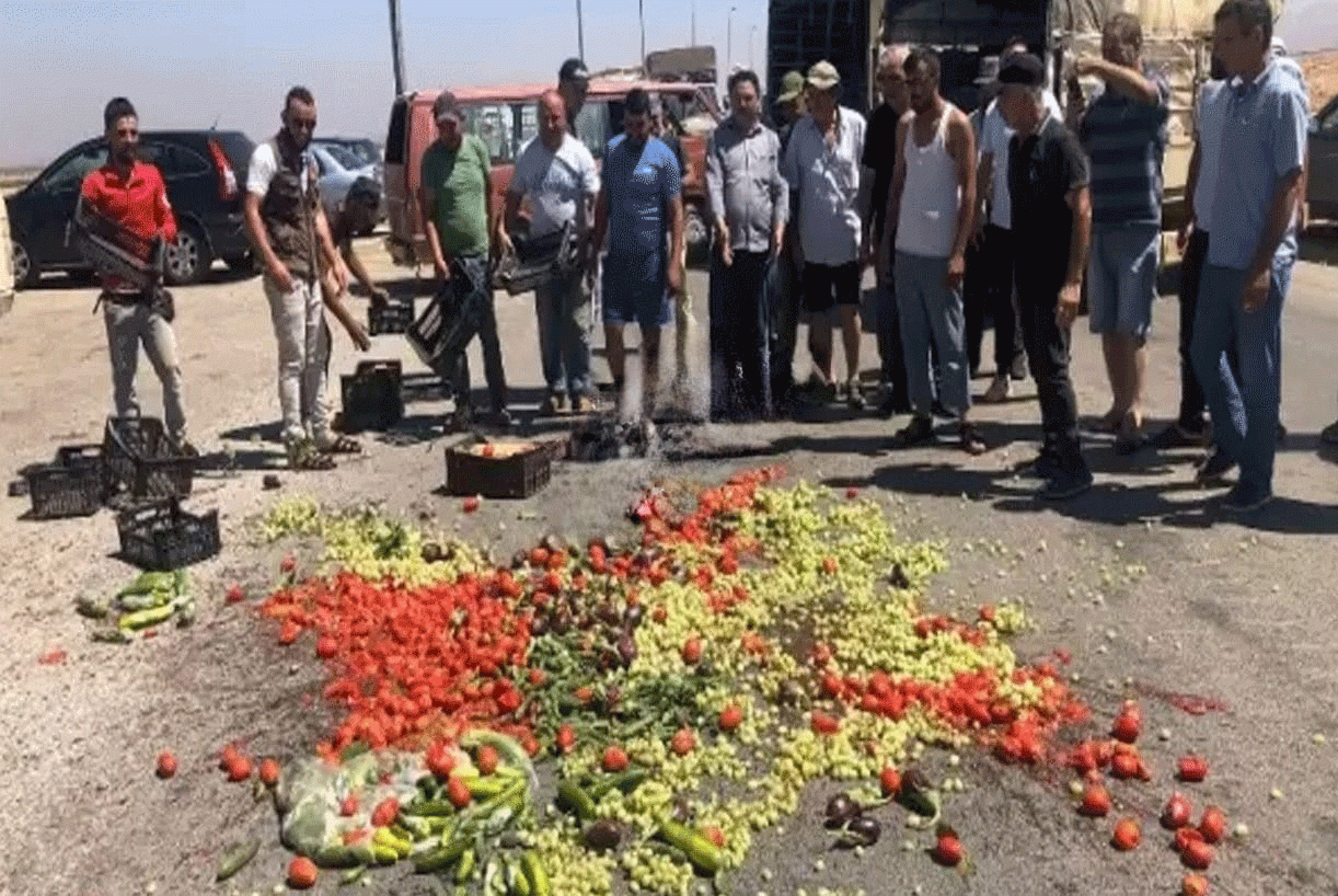 مزارعون قطعوا الطريق الدولية احتجاجاً على دخول منتجات سورية