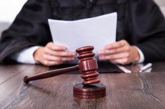 أكثر من 100 قاضٍ يعلنون التوقف القسري عن العمل