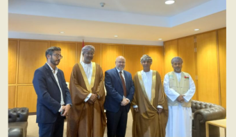 الابيض والسفير السعيدي في المطار لاستلام شحنة المساعدات الطبية