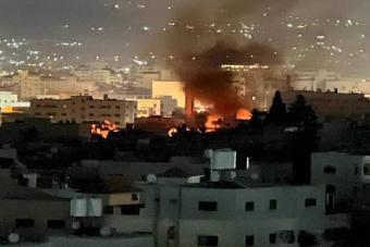 بالفيديو: قتال عنيف بين الجيش الإسرائيلي وفلسطينيين في مخيم جنين