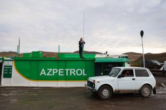 عشرات القتلى في انفجار مستودع وقود بأرتساخ