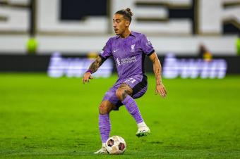 تسيميكاس باقٍ مع ليفربول