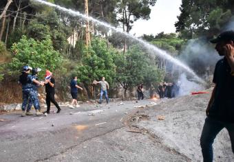 بالفيديو والصور - إشتباكاتٌ عنيفةٌ وجرحى في محيط سفارة أذربيجان في بيروت