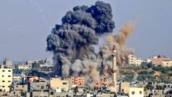 بالفيديو: غزة في مرمى الغارات مساءً... وعدد القتلى يتخطّى المئتين