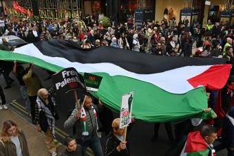 بالفيديو: آلاف المتظاهرين في لندن ومدن بريطانية أخرى تضامناً مع الفلسطينيين