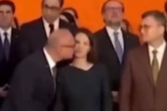 بالفيديو: "قبلة محرجة" بين وزير الخارجية الكرواتي ونظيرته الألمانية