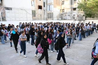بالصور: طلاب المدارس يقفون دقيقة صمت حداداً على شهيدات عيناتا