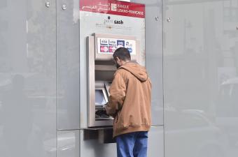 الأزمة تُلغي 868 ألف بطاقة مصرفية