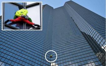Spiderman الفرنسي يتسلّق برجاً بارتفاع 179 متراً