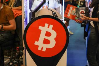 سعر "بيتكوين" يعود للتحليق